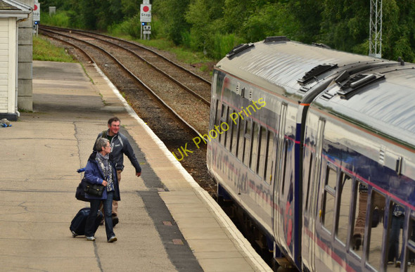Photo 6"x4" Train at Dingwall station - (3) Dingwall\/NH5458 c2011