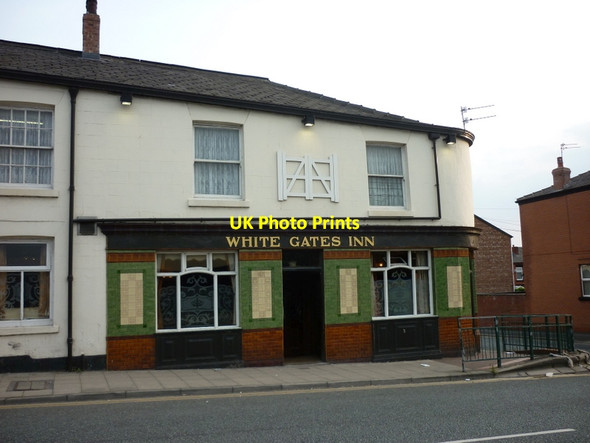 Photo 6"x4" The White Gates Inn Hyde\/SJ9494 c2011