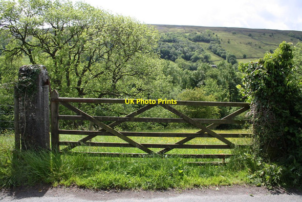 Photo 6"x4" Looking south through gateway in Dentdale. Cowgill\/SD7587 c2011