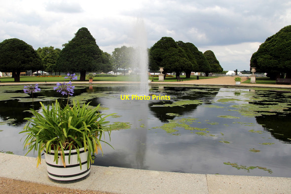 Photo 6"x4" Fountain and Water Feature, Hampton Court Palace, Surrey Surbiton c2011