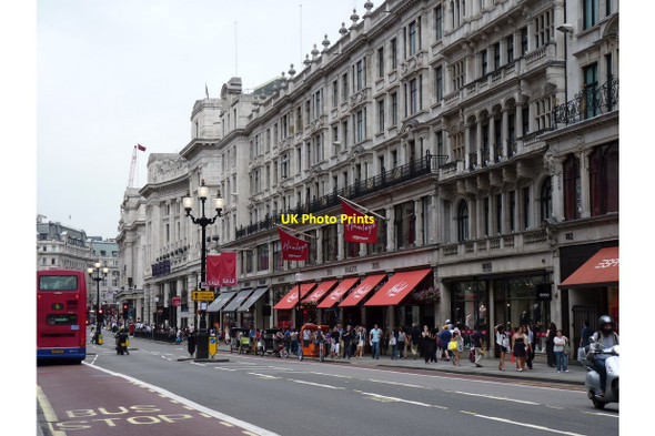 Photo 6"x4" Hamleys on Regent Street Westminster c2011