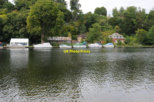 Photo 6"x4" River Thames near Danesfield Hotel Danesfield c2011