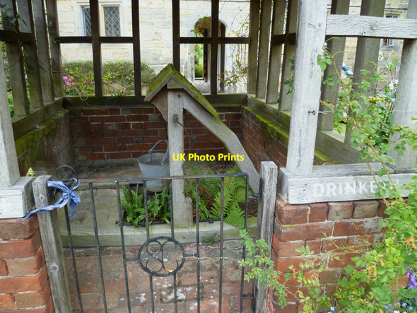Photo 6"x4" The well in the quadrangle at Sackville College East Grinstead c2011