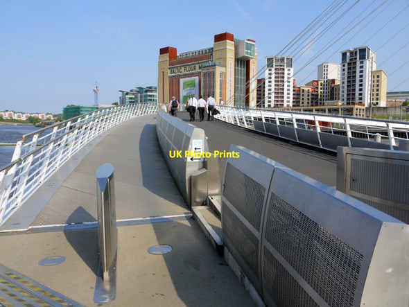 Photo 6"x4" Gateshead Millennium Bridge Newcastle upon Tyne c2011
