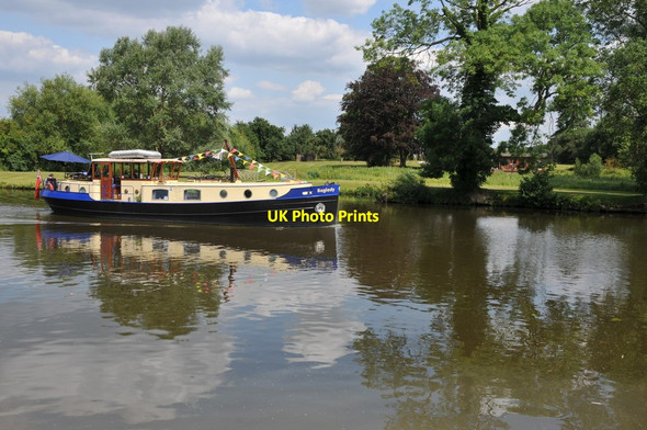 Photo 6"x4" Baglady on the River Thames Burcot\/SU5695 c2011