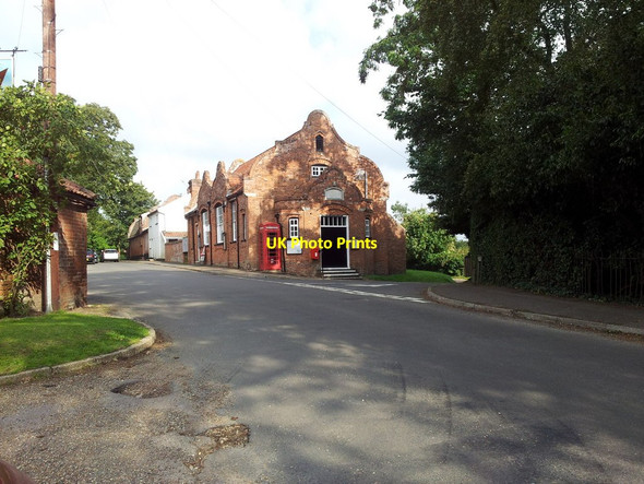 Photo 6"x4" Geldeston Village Hall & post box Dockeney c2011