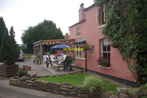 Photo 6"x4" The Yew Tree Inn, Preston on Wye Holywell\/SO3741 c2011