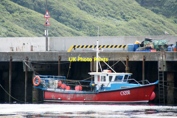 Photo 6"x4" Creel boat at King Edward Pier, Uig Uig\/NG3963 c2011