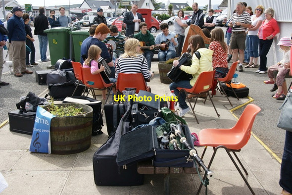 Photo 6"x4" Young musicians playing at Uig Ferry Terminal Uig\/NG3963 c2011