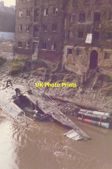 Photo 6"x4" Sunken torpedo boat in River Nene, Wisbech,  1978 Wisbech c1978