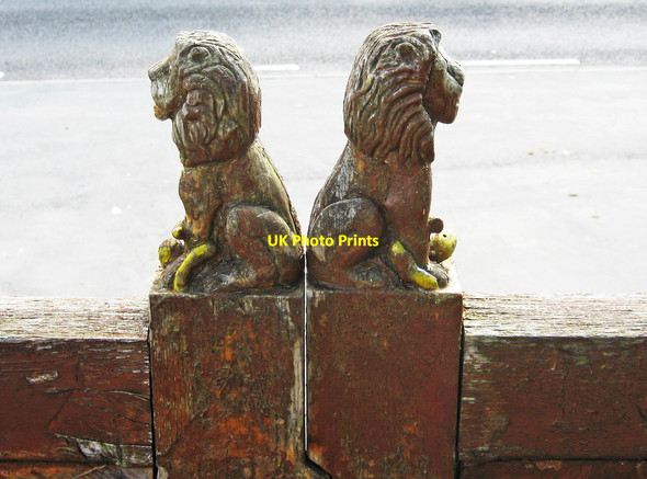 Photo 6"x4" Lions on the entrance gates to churchyard of St. Mary's Church, Stone Hill, Stone Mustow Green c2011