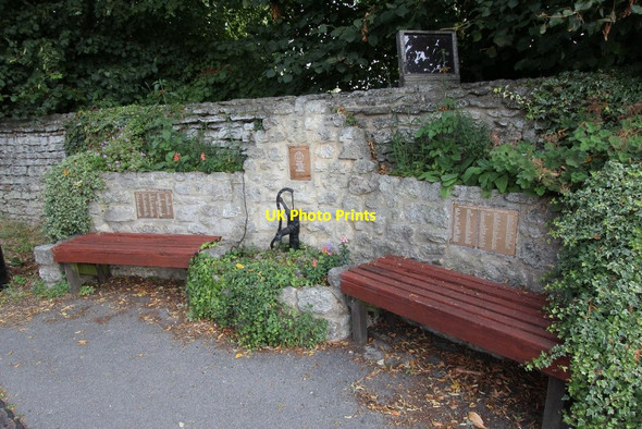 Photo 6"x4" Seats on the corner Little Milton\/SP6100 c2011