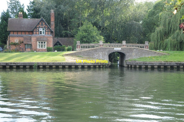 Photo 6"x4" House on the Thames Eton c2011