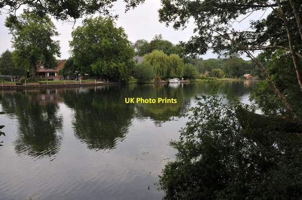 Photo 6"x4" The Thames near St Mary's Island Reading c2011