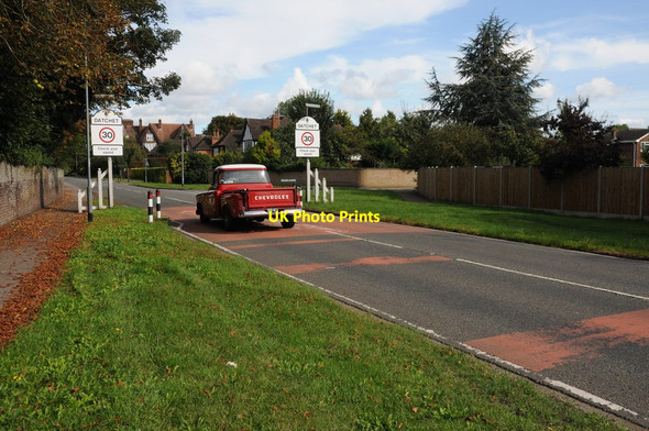 Photo 6"x4" A Chevrolet enters Datchet Windsor\/SU9676 c2011