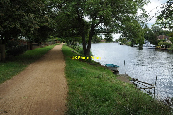 Photo 6"x4" River Thames near Staines Staines c2011