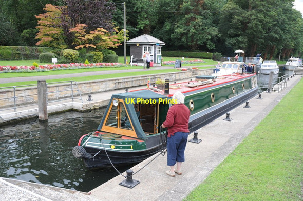 Photo 6"x4" Shepperton Lock Weybridge c2011