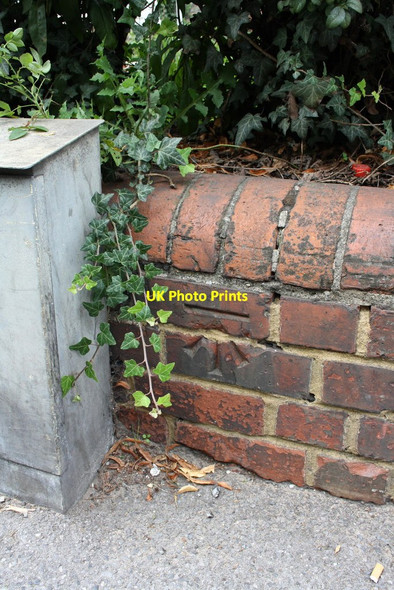 Photo 6"x4" Benchmark on wall of #397 London Road Reading c2011