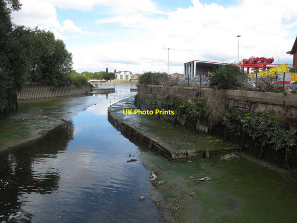 Photo 6"x4" Wandle Creek Wandsworth c2011