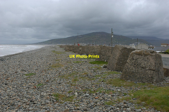 Photo 6"x4" Tank traps on Fairbourne beach Friog\/SH6112 c2011