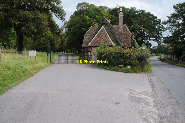 Photo 6"x4" Lodge and entrance to Tyntesfield Park Flax Bourton c2011
