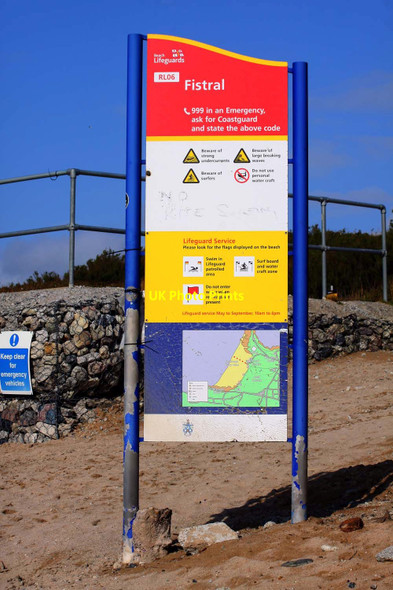 Photo 6"x4" Lifeguard Information Board on Fistral Beach Newquay\/SW8161 c2011
