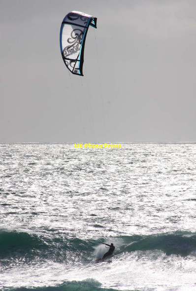 Photo 6"x4" Kite surfer off Fistral Beach Newquay\/SW8161 c2011