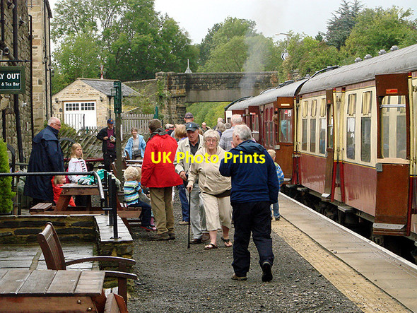 Photo 6"x4" A busy time at Leyburn station on the Wensleydale Railway Leyburn c2011