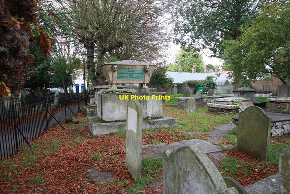 Photo 6"x4" St Mary, Church Hill, Walthamstow - Churchyard Walthamstow c2011