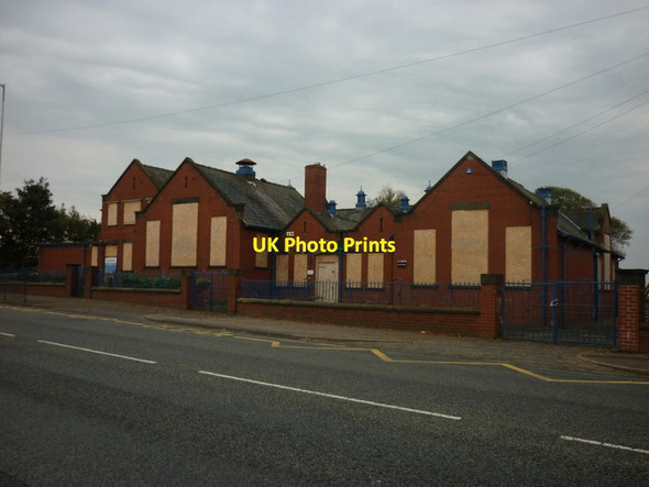 Photo 6"x4" Fourgates Primary School on the A6 Westhoughton c2011