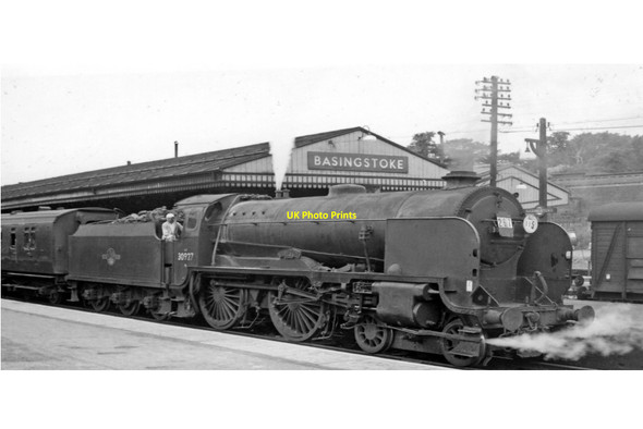 Photo 6"x4" SR 'Schools' 4-4-0 at Basingstoke Basingstoke c1961