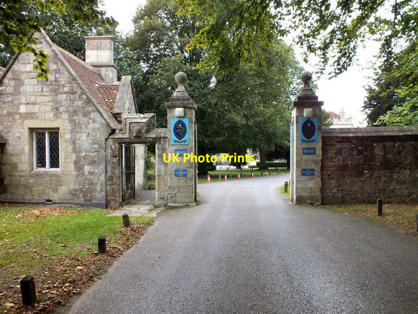 Photo 6"x4" Gate to the Bishop's Palace Salisbury c2011