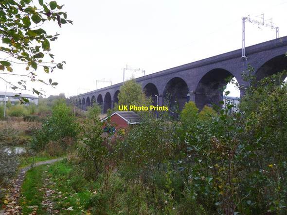 Photo 6"x4" Wolverhampton Railway Viaduct Wolverhampton c2011