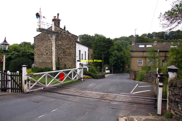 Photo 6"x4" Oakworth level crossing Dockroyd c2011