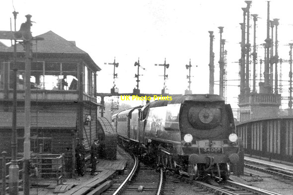 Photo 6"x4" Bulleid Light Pacific on Up express entering St Pancras during 1948 Exchange Trials London c1948