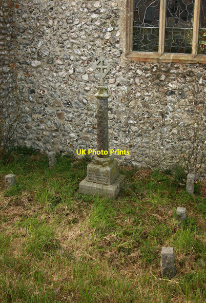 Photo 6"x4" St John the Baptist, Aylmerton - Churchyard Aylmerton c2011