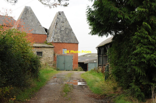 Photo 6"x4" Hop kilns, Upper Hazel Farm Alder's End c2011