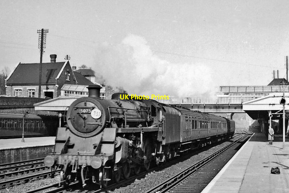Photo 6"x4" Waterloo - Basingstoke train passing Weybridge Weybridge c1958