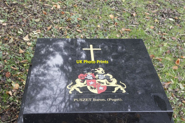 Photo 6"x4" Crest on the grave Henley-on-Thames c2011