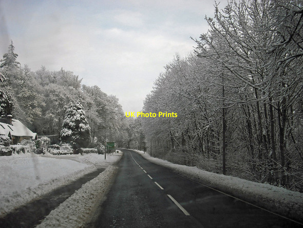 Photo 6"x4" A87 through Invergarry in snow Invergarry c2009