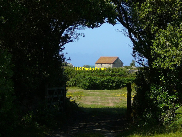Photo 6"x4" A hut through the gap, Bryher Pool\/SV8714 c2011