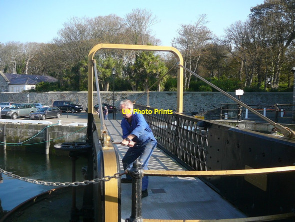 Photo 6"x4" Opening the swing bridge at Castletown Harbour Castletown\/SC2667 c2011