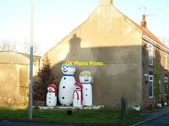 Photo 6"x4" The Beeford snowmen Beeford c2012