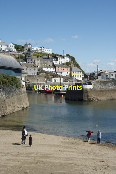 Photo 6"x4" Skimming under the Inner Harbour Wall Mevagissey Mevagissey c2007