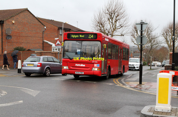 Photo 6"x4" Crossing Creighton Avenue Friern Barnet c2012