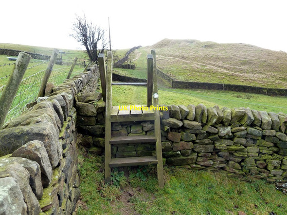 Photo 6"x4" Ladder Stile on Castle Hill Edge Mount c2012