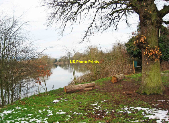 Photo 6"x4" Two log seats overlooking the River Severn, near Stourport-on-Severn Stourport-on-Severn c2012