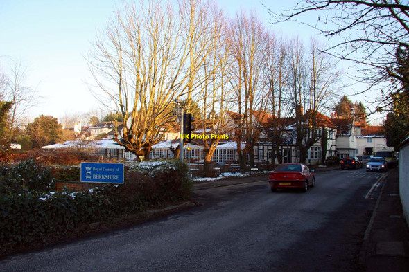 Photo 6"x4" The County Line Sonning c2012