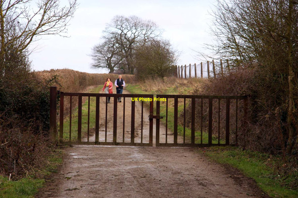Photo 6"x4" Gates on the track Chawley c2012