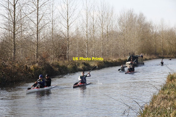 Photo 6"x4" Passing the narrowboat Midgham Green c2012
